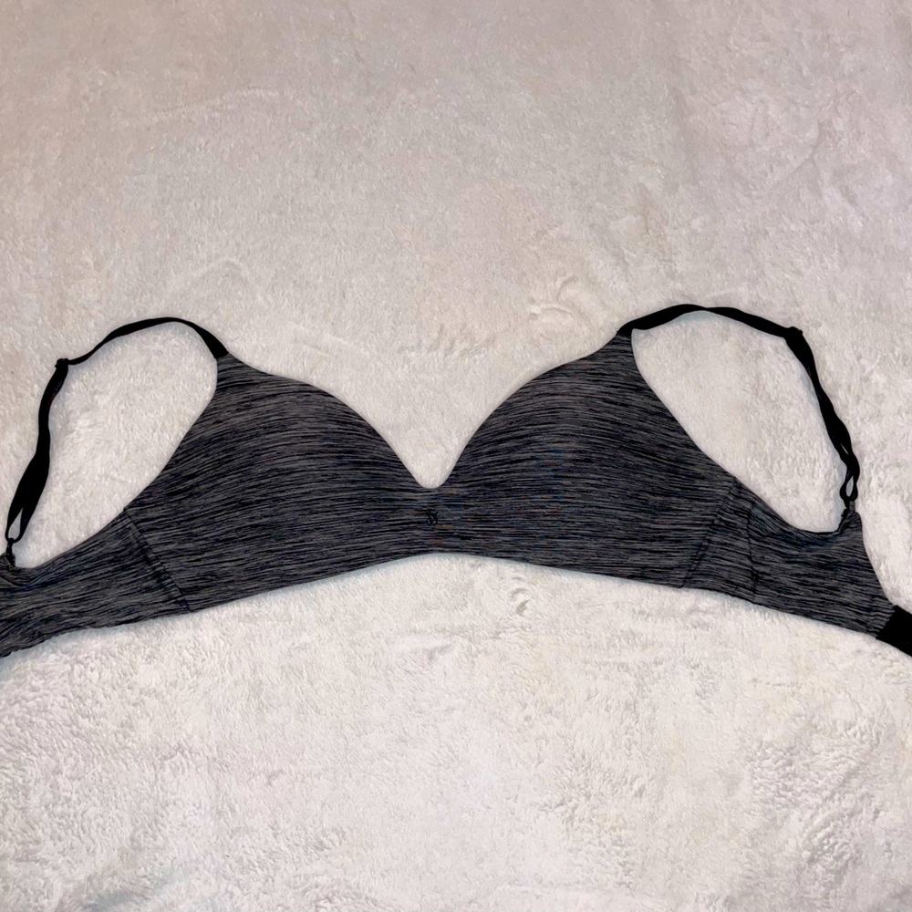 Victoria’s Secret black/grey bra. Adjustable straps. Size 32 C.